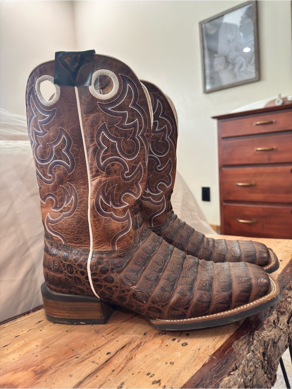 Brown Crocodile-Pattern Western Cowboy Boots with White Stitching